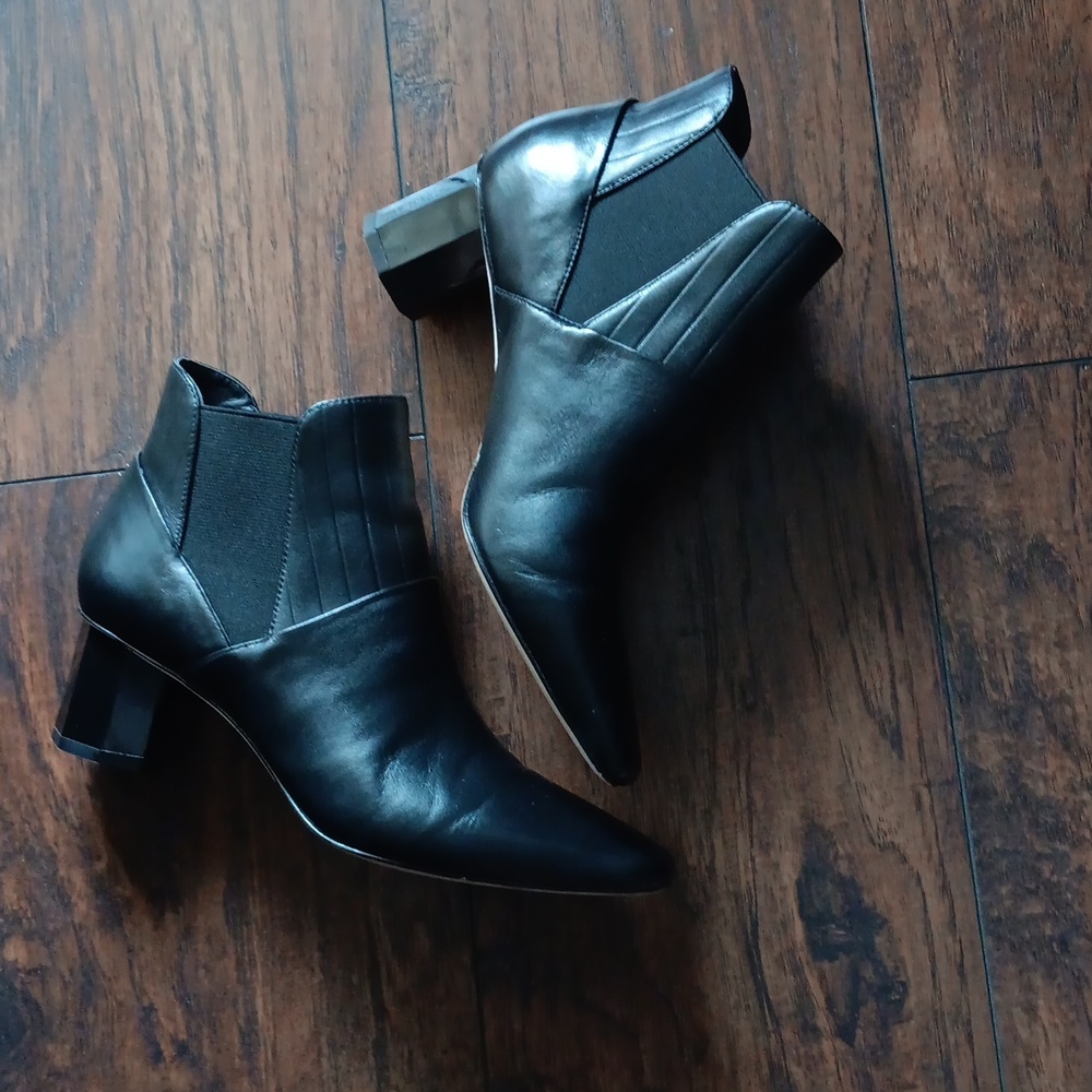 Donald Pliner Fate Black Leather Gored Chelsea Ankle Boot- 7M
